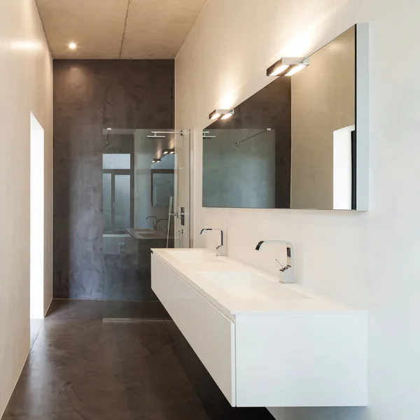 Intérieur, salle de bain avec lavabo et douche — Photo