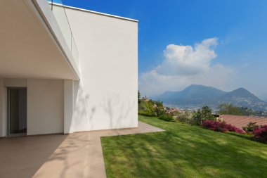 Yeşil çim ile ev, veranda