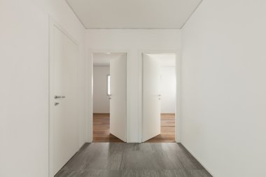 Koridor üç kapı ile