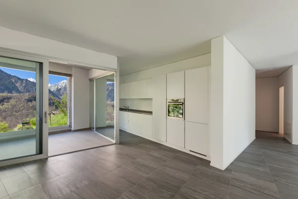 Innenraum, großer Raum mit eigener Küche — Stockfoto