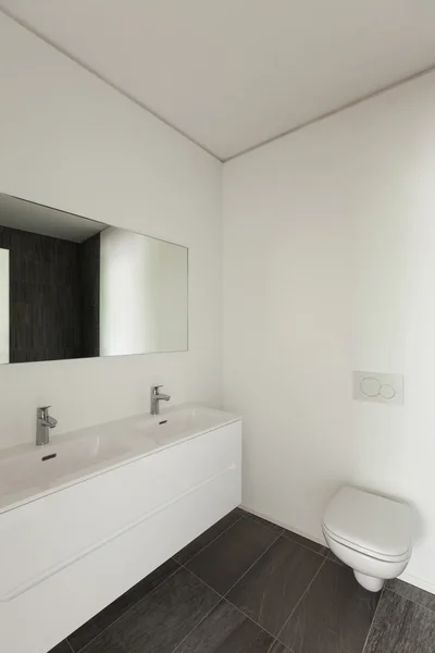 Interiér, bílá moderní Toaleta — Stock fotografie