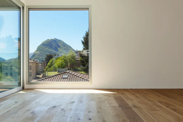 インテリア、寄せ木細工の床と窓の部屋 — ストック写真