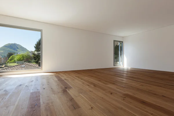 인테리어, 나무 마루 바닥 및 전면 창문을 갖춘 객실 — 스톡 사진
