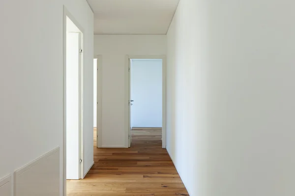 Longo corredor com piso em parquet — Fotografia de Stock