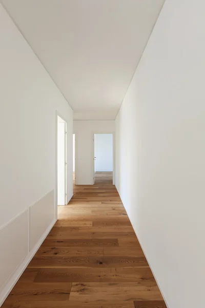 Lungo corridoio con pavimento in parquet — Foto Stock