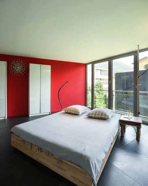 Studiowohnung, Doppelbett — Stockfoto