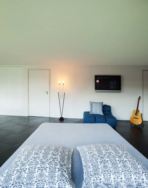 Однокомнатная квартира, двуспальная кровать — стоковое фото