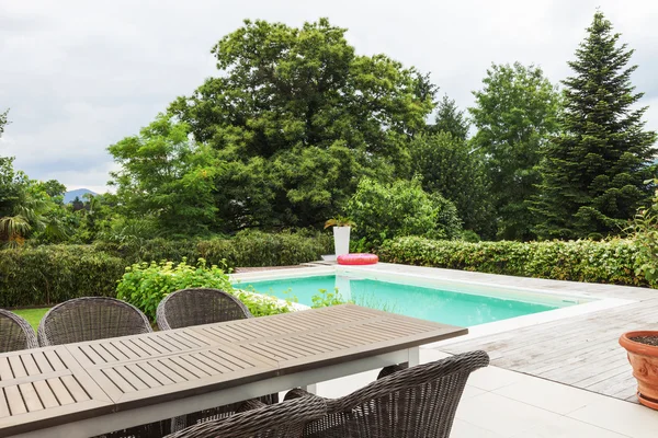 Moderne hus, veranda og basseng – stockfoto