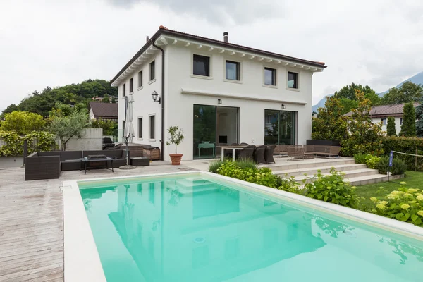 Visa House, yttre med trädgård och pool — Stockfoto