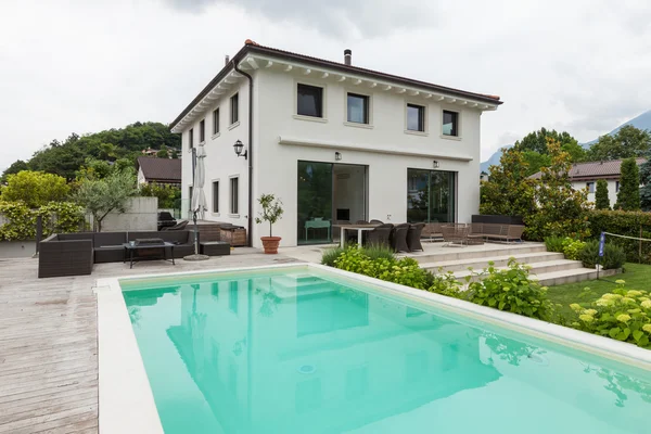 Vista de casa, exterior con jardín y piscina — Foto de Stock