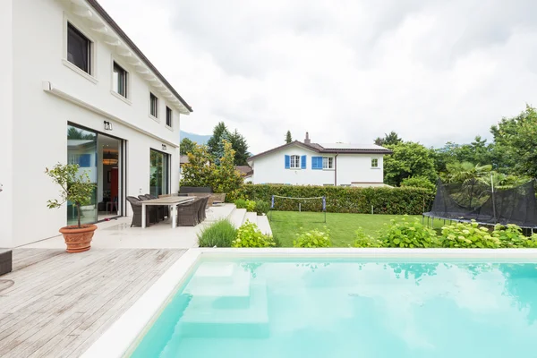 Visa House, yttre med trädgård och pool — Stockfoto