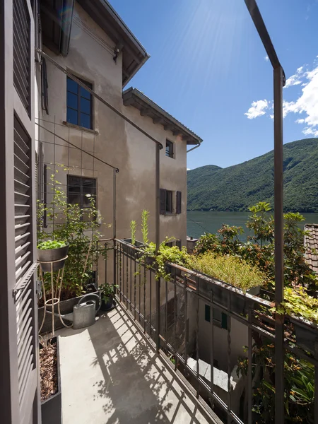 Extérieur de maison vintage, balcon — Photo