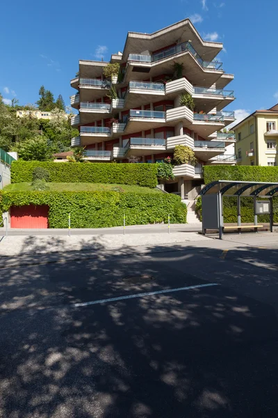 Moderna vista del edificio desde el exterior con carretera — Foto de Stock