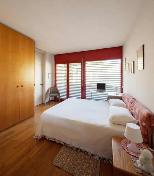 Dormitorio principal de apartamento vintage con parquet — Foto de Stock