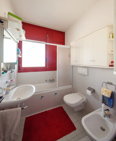 Bagno con moquette rossa e vasca — Foto Stock