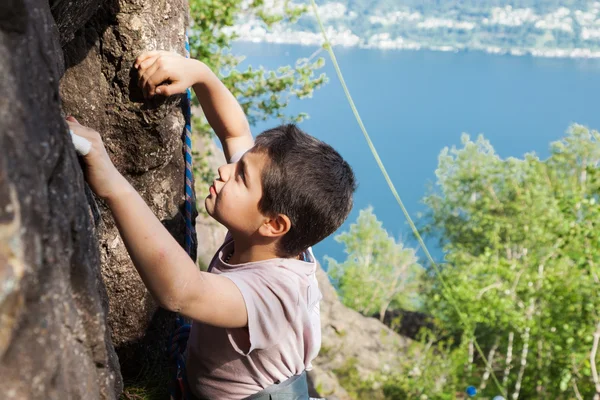 Child climbs on rock wall — Stock Photo, Image