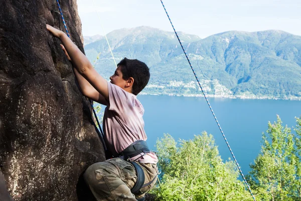 Child climbs on rock wall — Stock Photo, Image