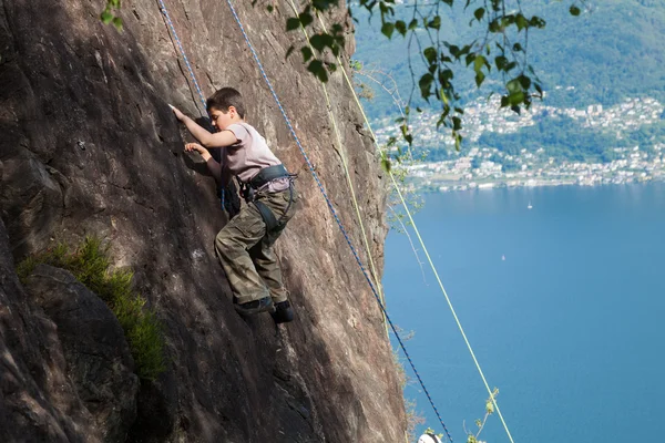 Child climbs on rock wall — Stock Photo, Image