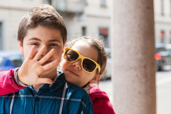 Kind heeft betrekking op haar mond van haar zus, portret — Stockfoto