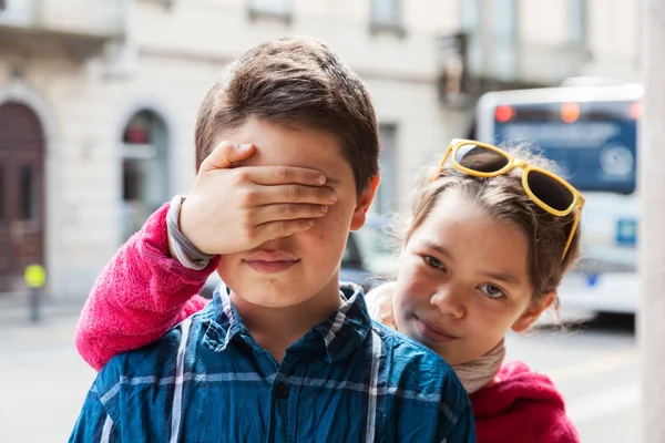 Bambino copre gli occhi di suo fratello — Foto Stock