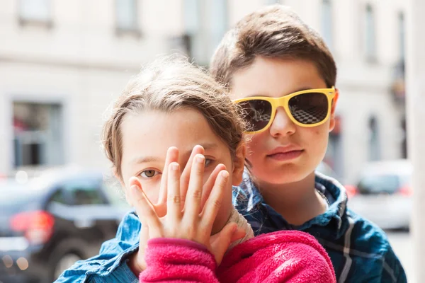 Kind heeft betrekking op haar mond van haar zus, portret — Stockfoto