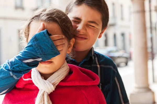 Child covers his eyes with her sister, portrait — Stock Photo, Image