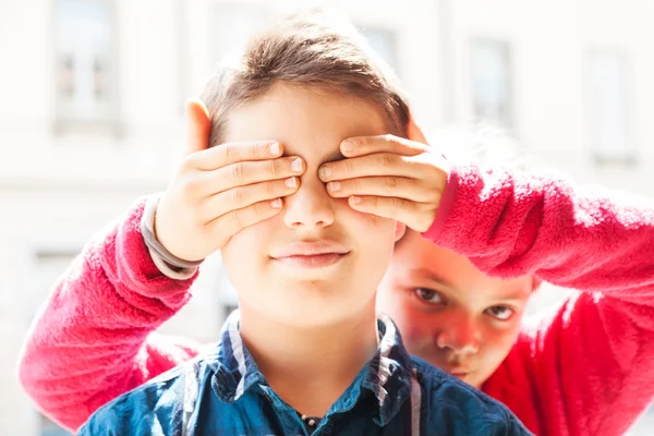 Child covers his eyes with his brother, portrait — Stock Photo, Image