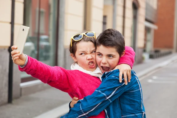 Selfie、屋外時のカップル — ストック写真