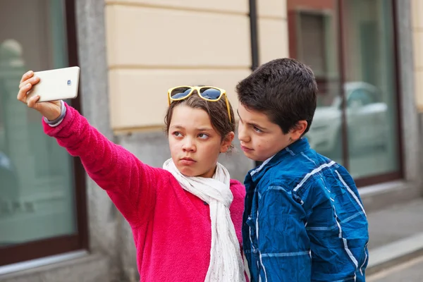 Pár během selfie, venkovní — Stock fotografie