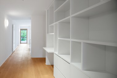 Modern apartmanın içinde.