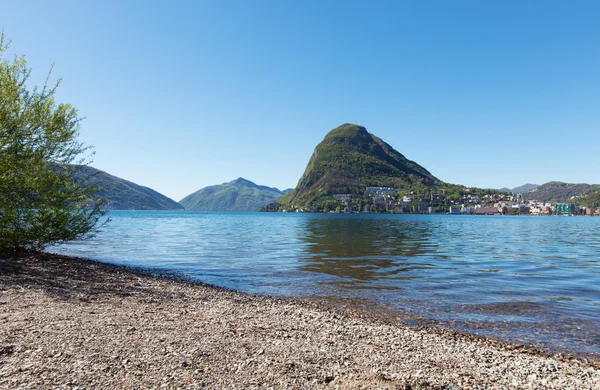 Uitzicht op het meer van Ciani Lugano park, Tessin — Stockfoto