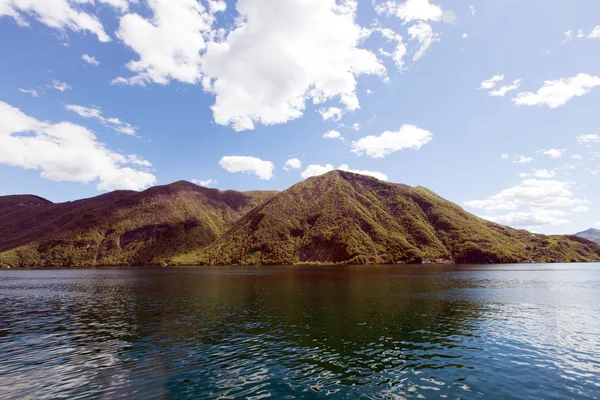 Uitzicht op het meer van Lugano — Stockfoto