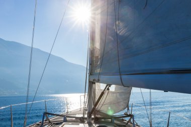 Göle, boş alanı güneşli günde yelkenli tekne