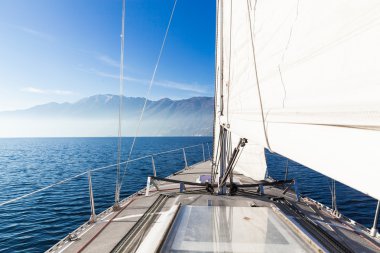 Göle, boş alanı güneşli günde yelkenli tekne