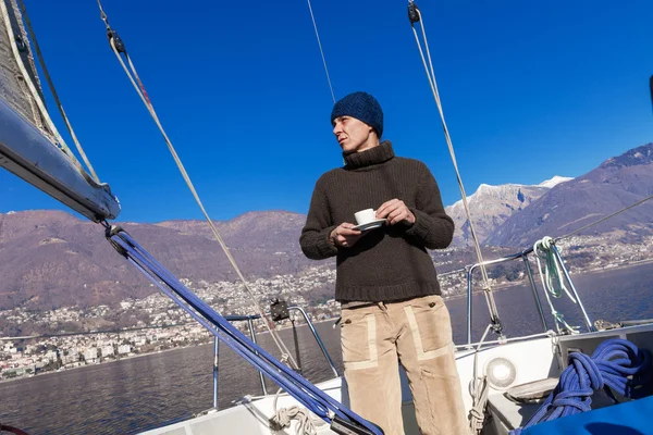 Kvinnan gör en kaffepaus på segelbåten — Stockfoto