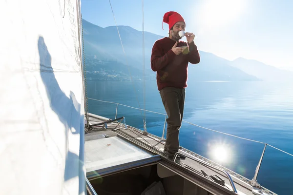 Mann macht Kaffeepause auf Segelboot — Stockfoto