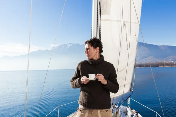 Mujer hace un descanso de café en el barco de vela —  Fotos de Stock