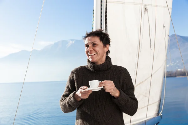 Mujer hace un descanso de café en el barco de vela —  Fotos de Stock