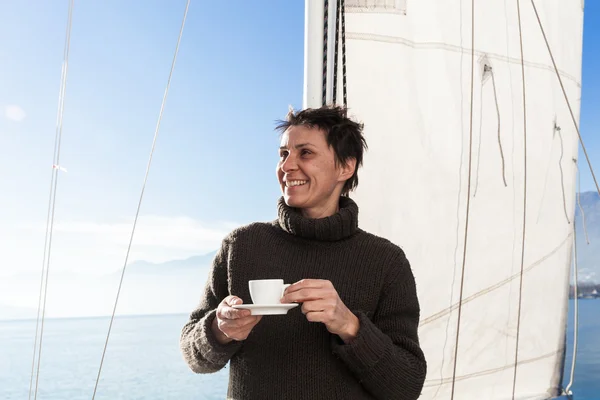 Žena dělá přestávku na kafe na plachetnici — Stock fotografie