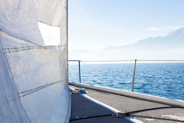 Barco à vela em dia ensolarado no lago, espaço vazio — Fotografia de Stock