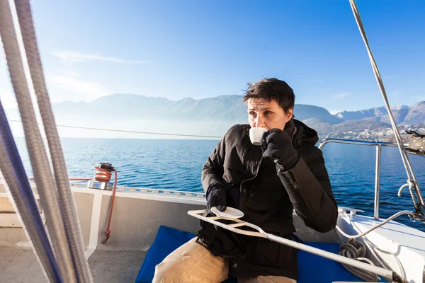 Kvinnan gör en kaffepaus på segelbåten — Stockfoto