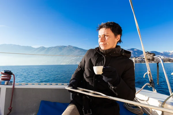 Frau macht Kaffeepause auf dem Segelboot — Stockfoto