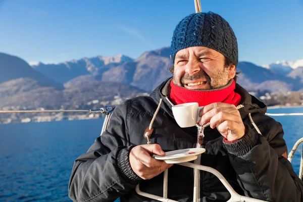 Man makes a coffee break on sailboat — Stock Photo, Image