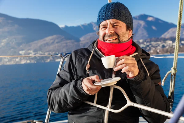 人在帆船上使休息喝咖啡 — 图库照片