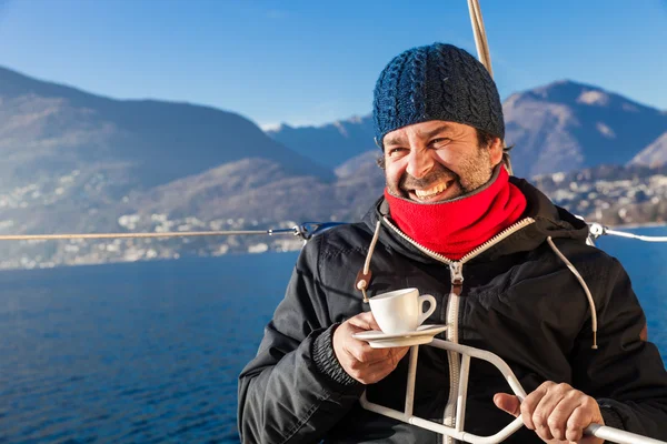 Man gör en kaffepaus på segelbåt — Stockfoto