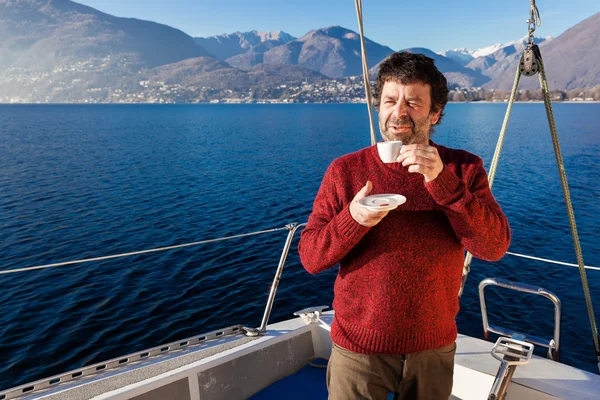 Mann macht Kaffeepause auf Segelboot — Stockfoto