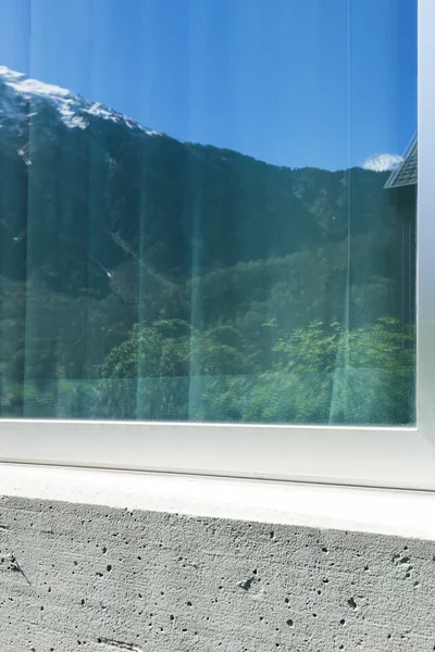 Окно бетонного дома — стоковое фото