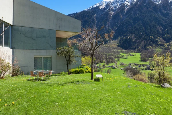 Moderna vista de la casa desde el prado — Foto de Stock