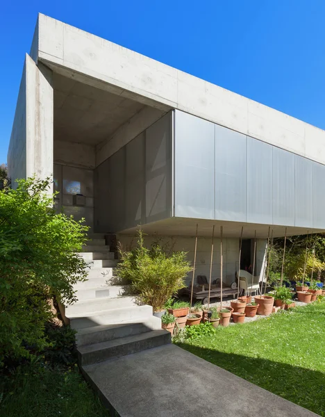 Entrada de una casa de hormigón — Foto de Stock