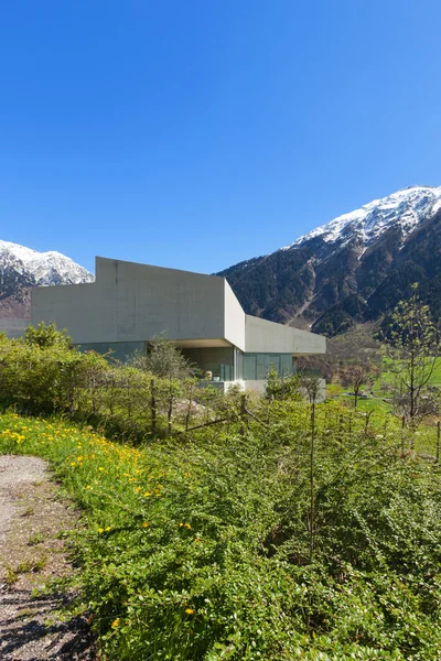 Moderna vista de la casa desde el prado — Foto de Stock